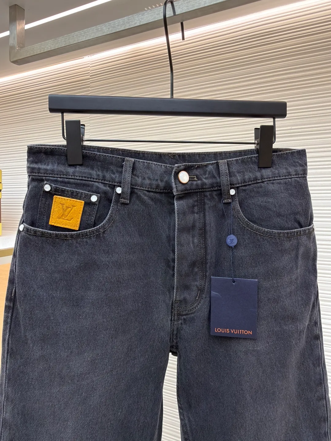 LOUISVUITTON patch letter jeans ●Authentic product: purchased and developed at 9350 ●Item number: 1680715-B10 ●Fabric: denim fabric ●Technology: washed production ●Version: fitted version ●Weight: about 685 grams ●Size: 30-32-34-36 ●Description: Letters gold gold thread embroidered denim Brand presbyopia logo iconic pattern It has a strong street American style and is very chic. The whole piece is still the same loose version as always, which hides the flesh. The regular denim lapel design gives people a smart and generous look. Customized logo buttons and leather labels come with a full set of accessories. It is cool, stylish and fairy-like. It is also an absolute C-position piece and is highly recommended!  Very heavy work, exquisite details, special washing process, multiple washings can show the same perfect washing color effect as the original. The overall wiring is straight and delicate, the fabric is comfortable and soft, and the color is consistent without color difference. It can be matched with the same style to create a fashionable look and control various occasions. Customized accessories, complete with three standards, same style for men and women!
